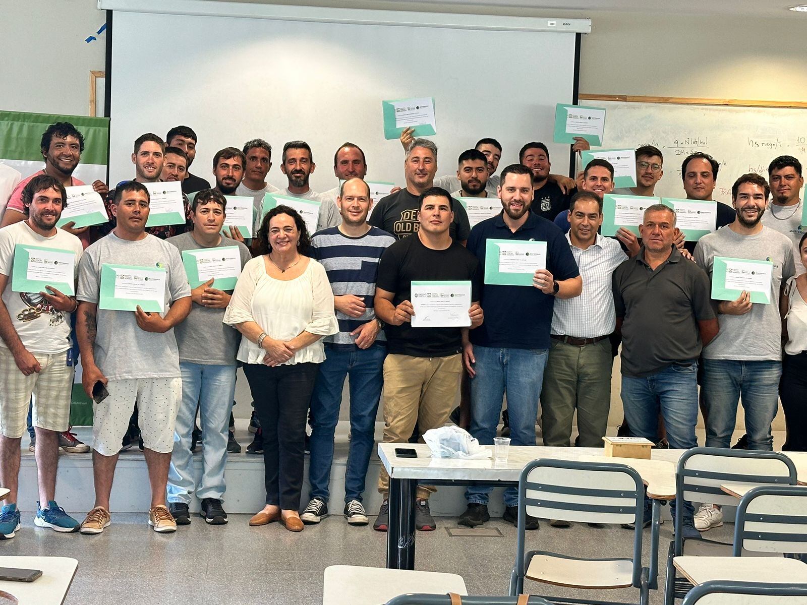 Egresados de la Escuela Técnica de Instaladores de Riego Tecnificado, trabajo conjunto de Masteragua y Facultad de Ciencias Agrarias (UNCuyo).