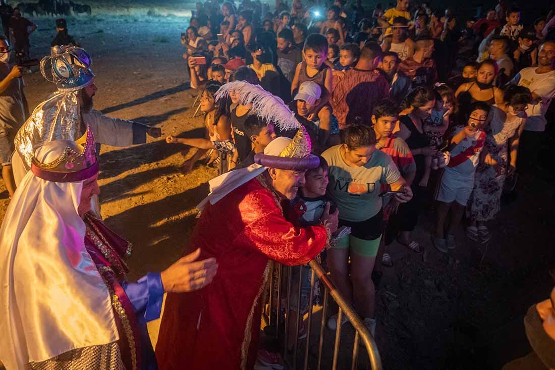 En la tradicional cabalgata de los Reyes Magos, Melchor, Gaspar y Baltazar y recibieron las cartas de los niños, donde
La caravana recorrió los barrios de Godoy Cruz. Foto: Ignacio Blanco