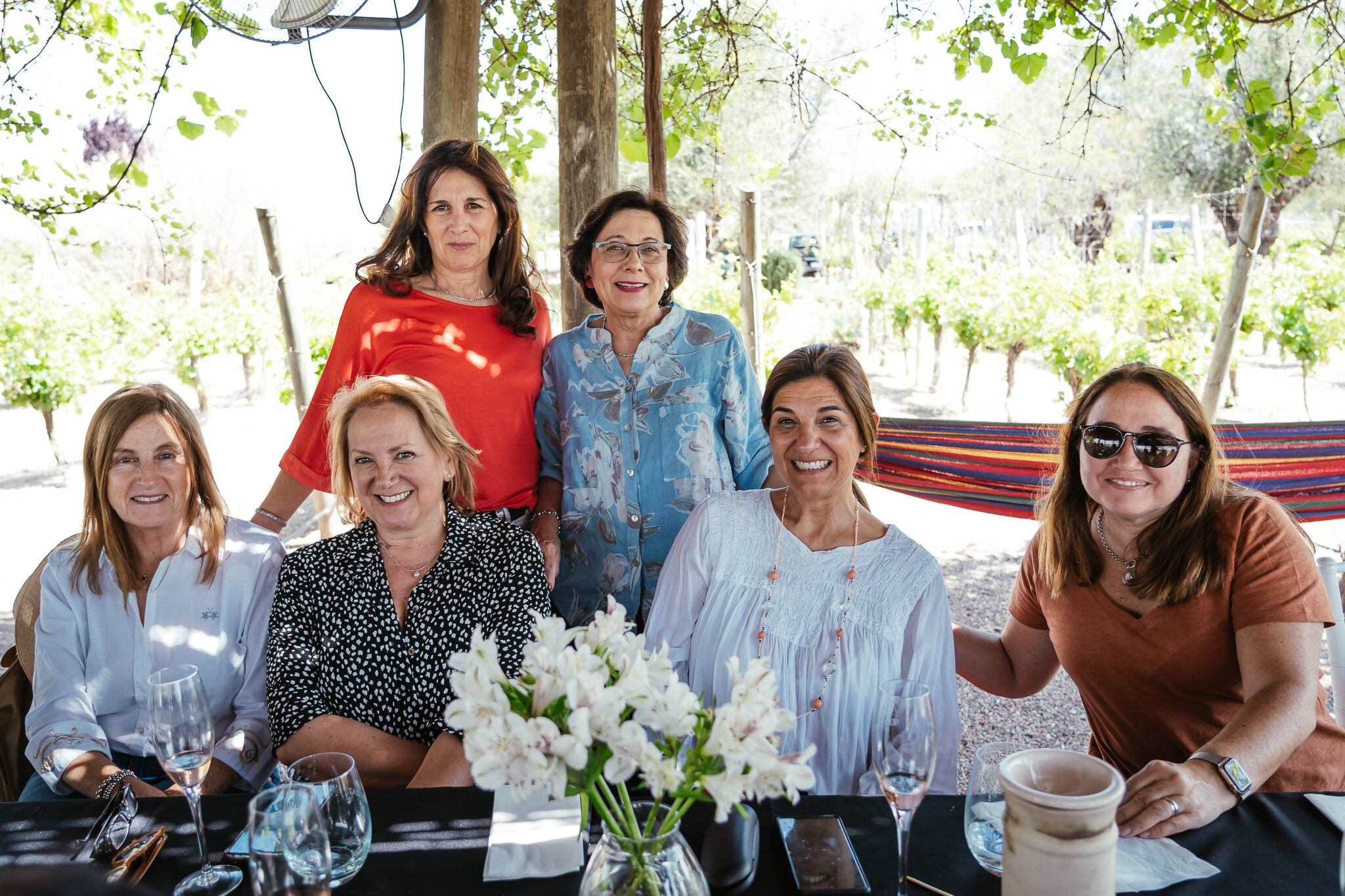 Susana Gómez, Cecilia Buj, Marcela Carrizo, Alejandra Gil Posleman. Paradas: Laura Barta y Cristina Pandolfi.