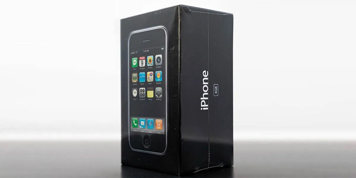 Subastaron el primer iPhone que salió a la venta y pagaron una fortuna por el dispositivo.