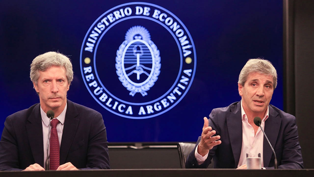 El ministro de Economía, Luis Caputo, y el presidente del Banco Central, Santiago Bausili. Foto NA