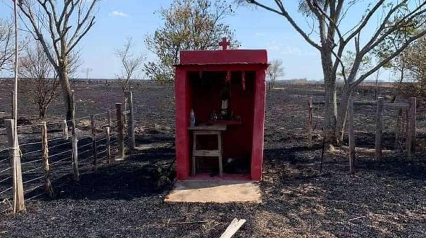 En medio de la destrucción por los incendios en Corrientes, una ermita al Gauchito Gil quedó intacta tras el paso del fuego.