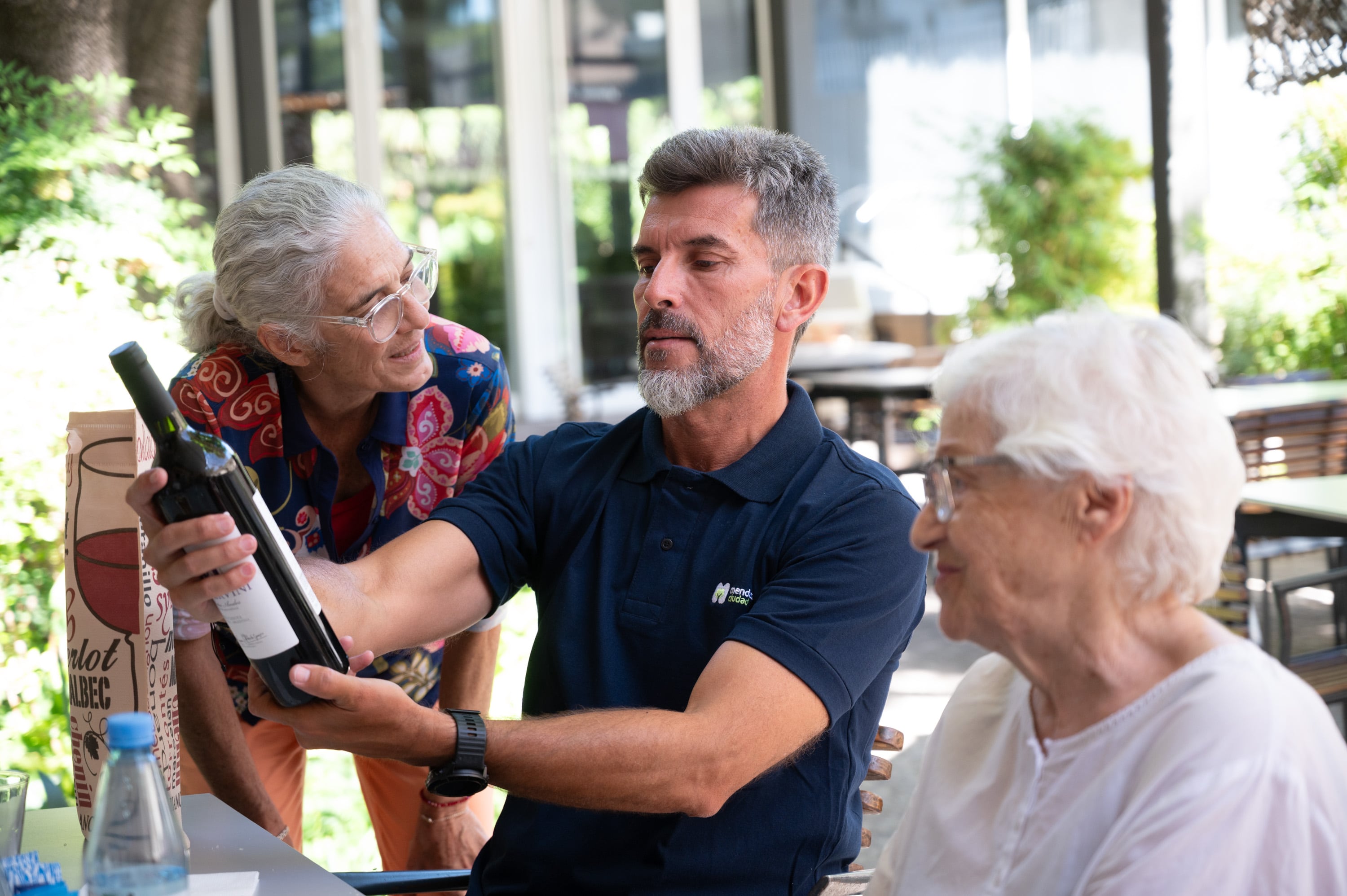 Ulpiano Suarez junto a María Teresa Barbera y Beatriz Barbera