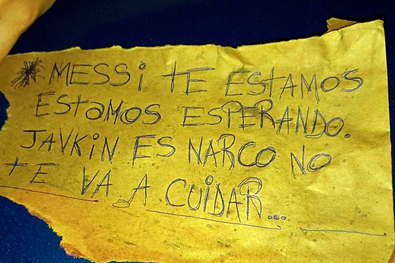 Un supermercado que pertenece a la familia de Antonela Roccuzzo, la esposa de Lionel Messi, fue baleado esta madrugada en la ciudad santafesina de Rosario por delincuentes que además dejaron una nota intimidatoria, informaron fuentes policiales. (Télam)