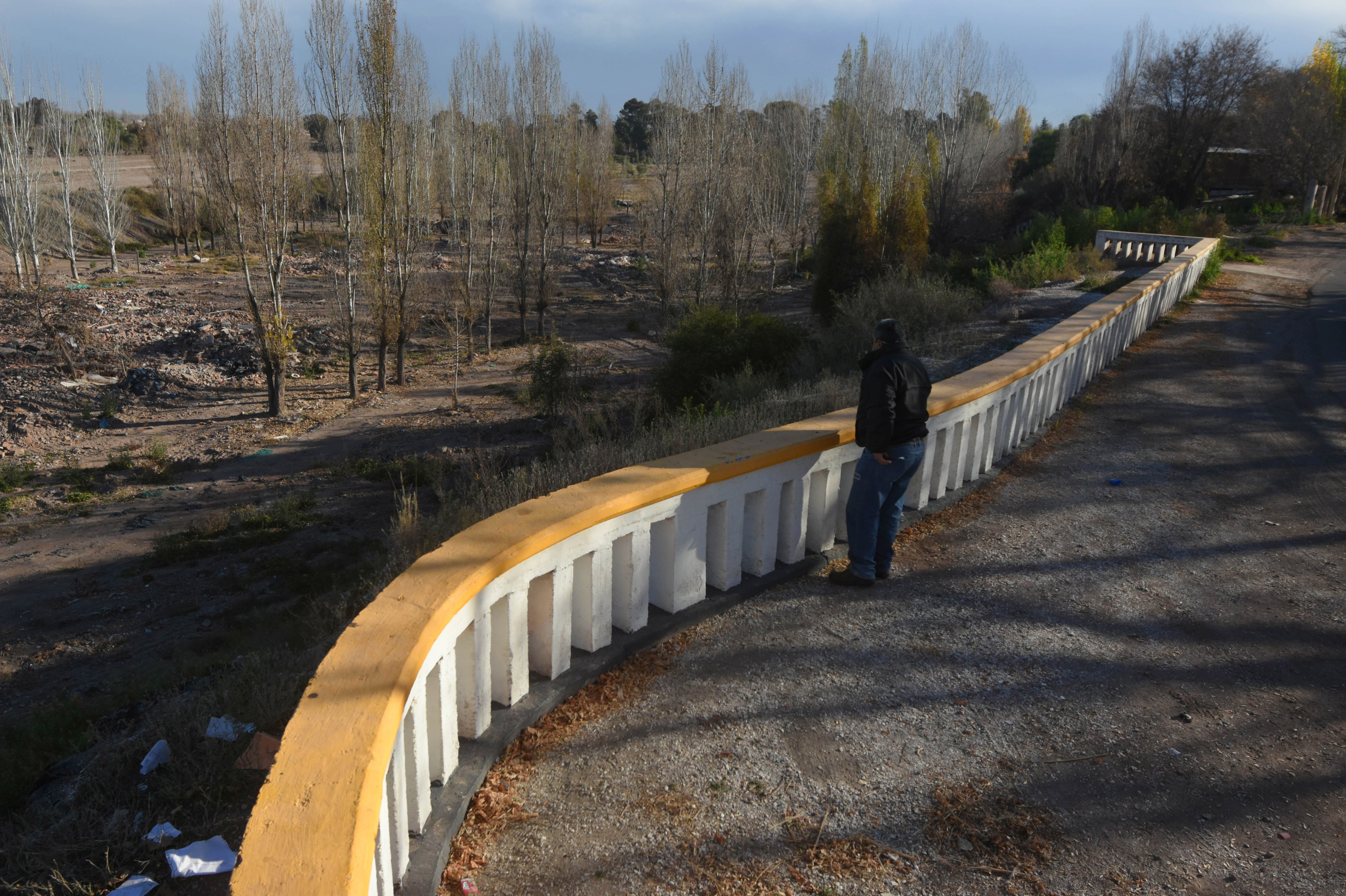 En forma parela trabajan en la puesta en valor de los antiguos miradores del Bajo, ubicados en calle La Costa (Lamadrid-9 de Julio)..
Foto: José Gutiérrez / Los Andes