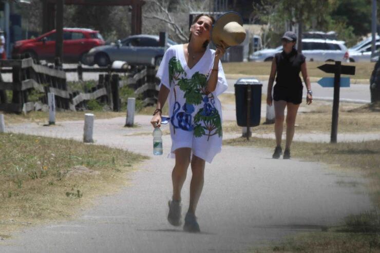 Ámbar de Benedictis usó un look hippie en Punta del Este