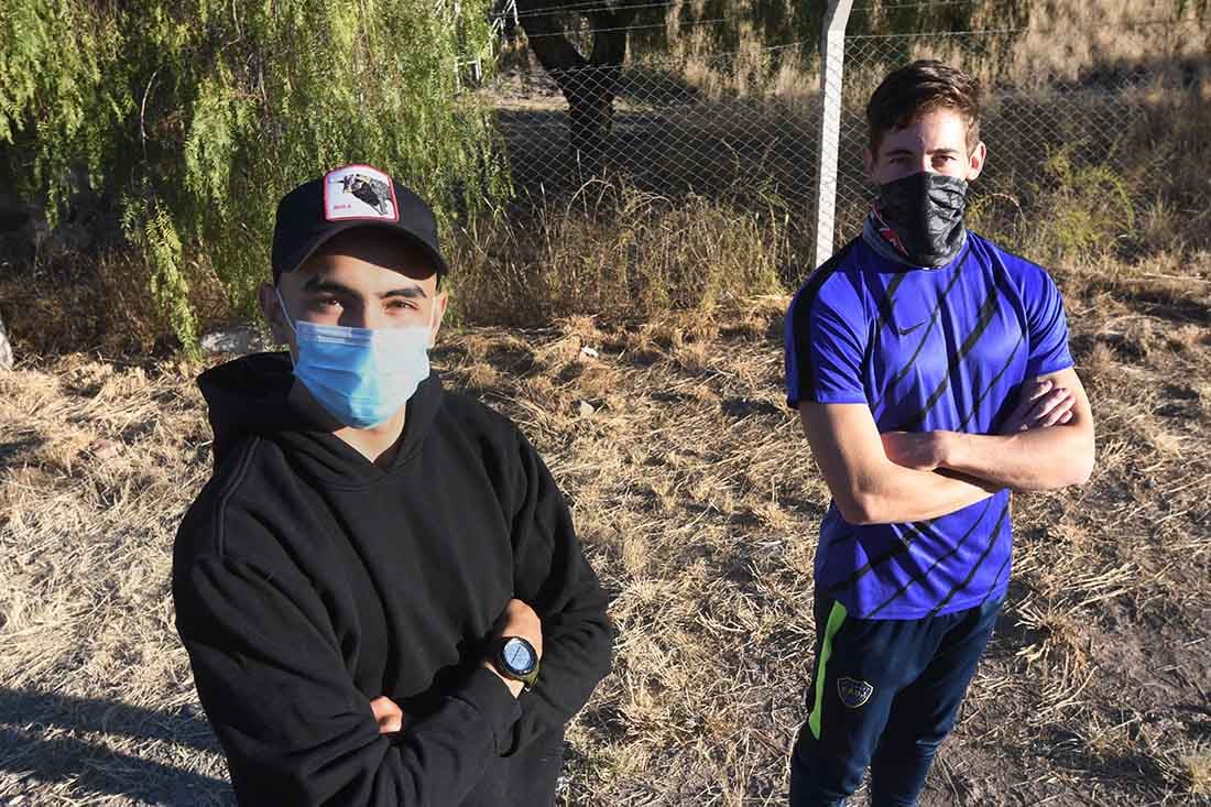 Agustin Pinti y Renzo Cremaschi (remera azul), atletas Mendocinos integrantes de la selección Argentina que competirán en el Sudamericano de mayores de atletismo en Ecuador, podrán viajar a dicho torneo gracias al influencer Santiago Maratea, quien consiguió el dinero para toda la delegación