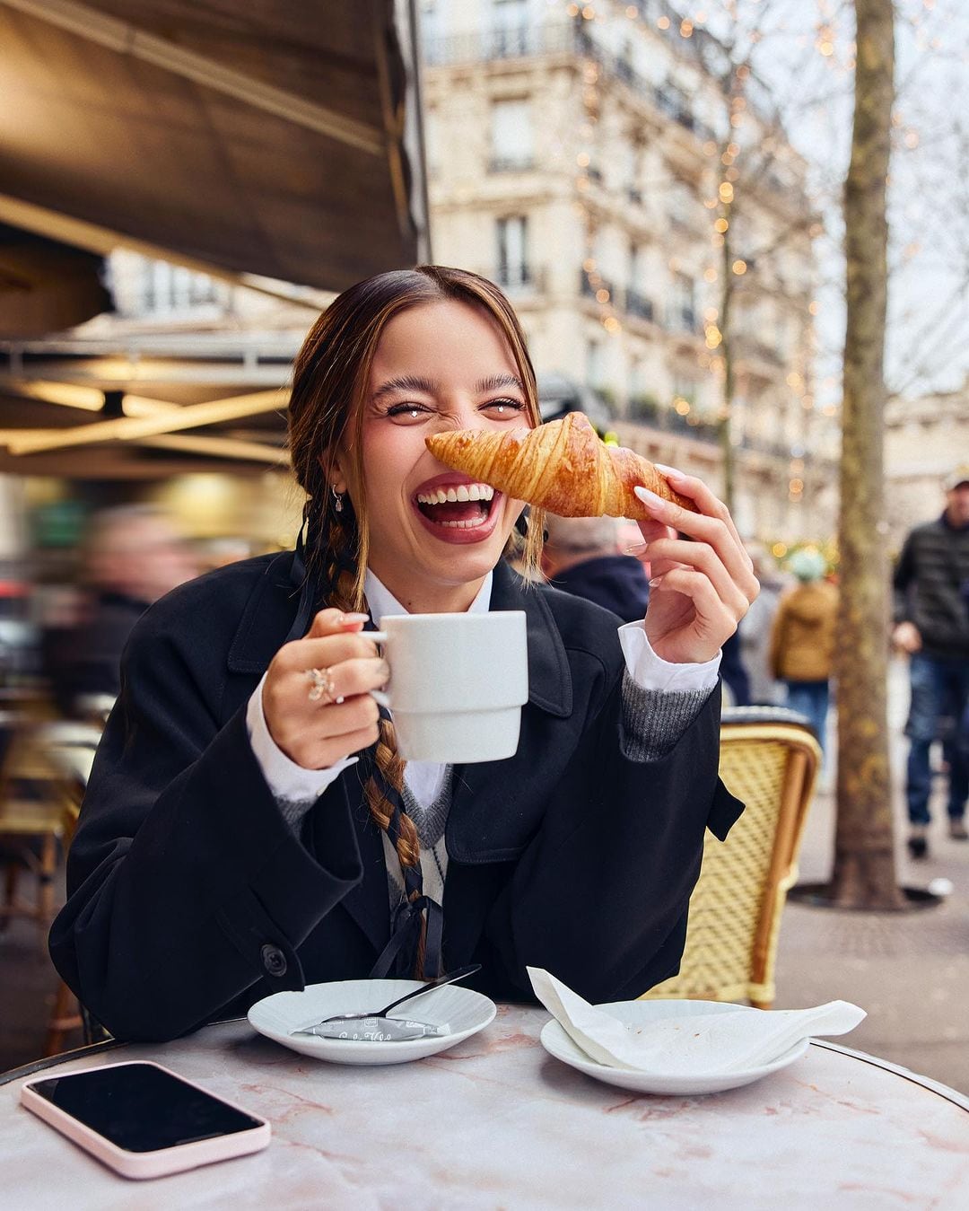 Desde París, Emilia Mernes lució un sueter tejido con rombos y marcó tendencia