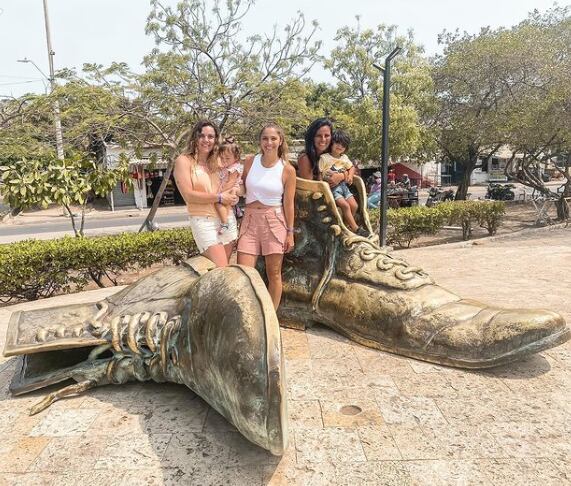 Son mendocinos, viven en América del Norte y “pausaron” todo para recorrer el continente en una casa rodante. Foto: Instagram @persiguiendocaminos