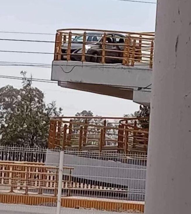 Imágenes del Versa atascado en el puente peatonal. Foto: Redes