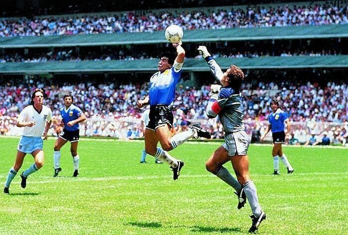 Con 2-1 Argentina eliminó a los ingleses con los dos goles históricos del Diez en el Estadio Azteca: barrilete Cósmico y la Mano de Dios.