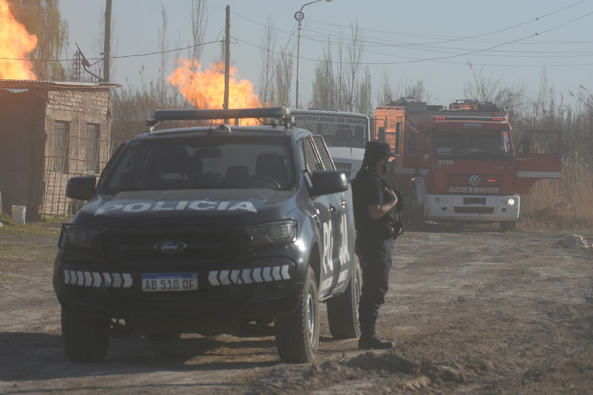 Las tareas de extinción de las llamas demandarían cerca de 8 horas, plazo necesario para que el fuego consuma todo el gas que aún había en la red que fue cortada tras declararse la emergencia.