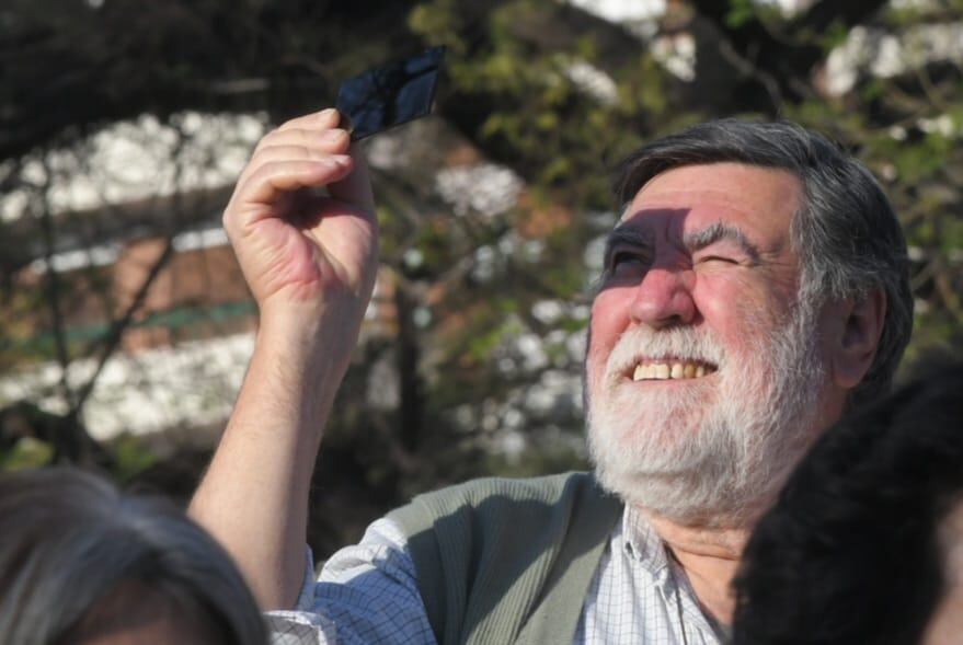 Mendocinos disfrutando del eclipse solar anular. Foto: Marcelo Rolland / Los Andes