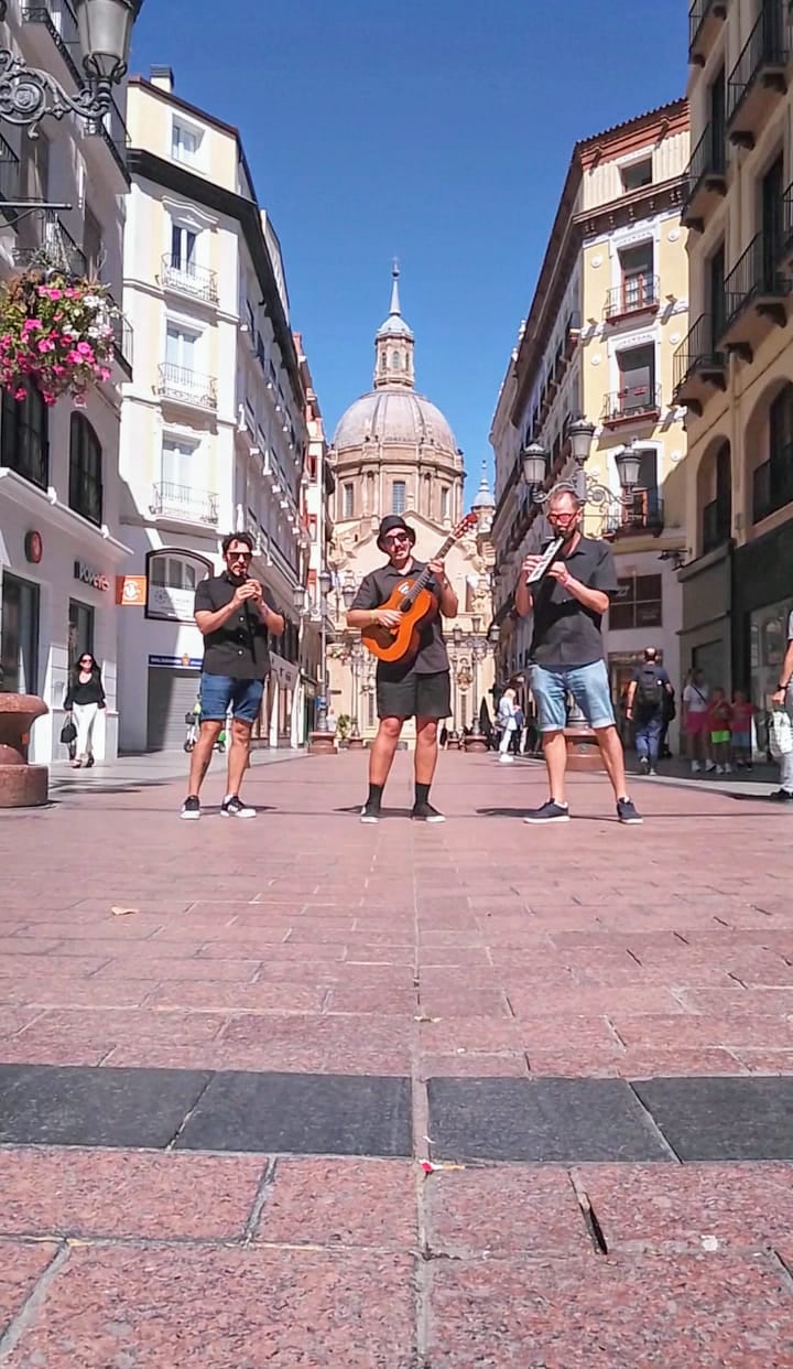 El viaje de sus vidas: son mendocinos y llevan recorridas 30 ciudades de España con la música callejera. Foto: Gentileza Adiós Muchacho Feliz