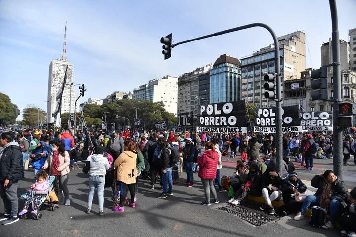 Una columna de movimientos sociales se trasladó hacia el Ministerio de Desarrollo Social. Foto: Enrique García Medina