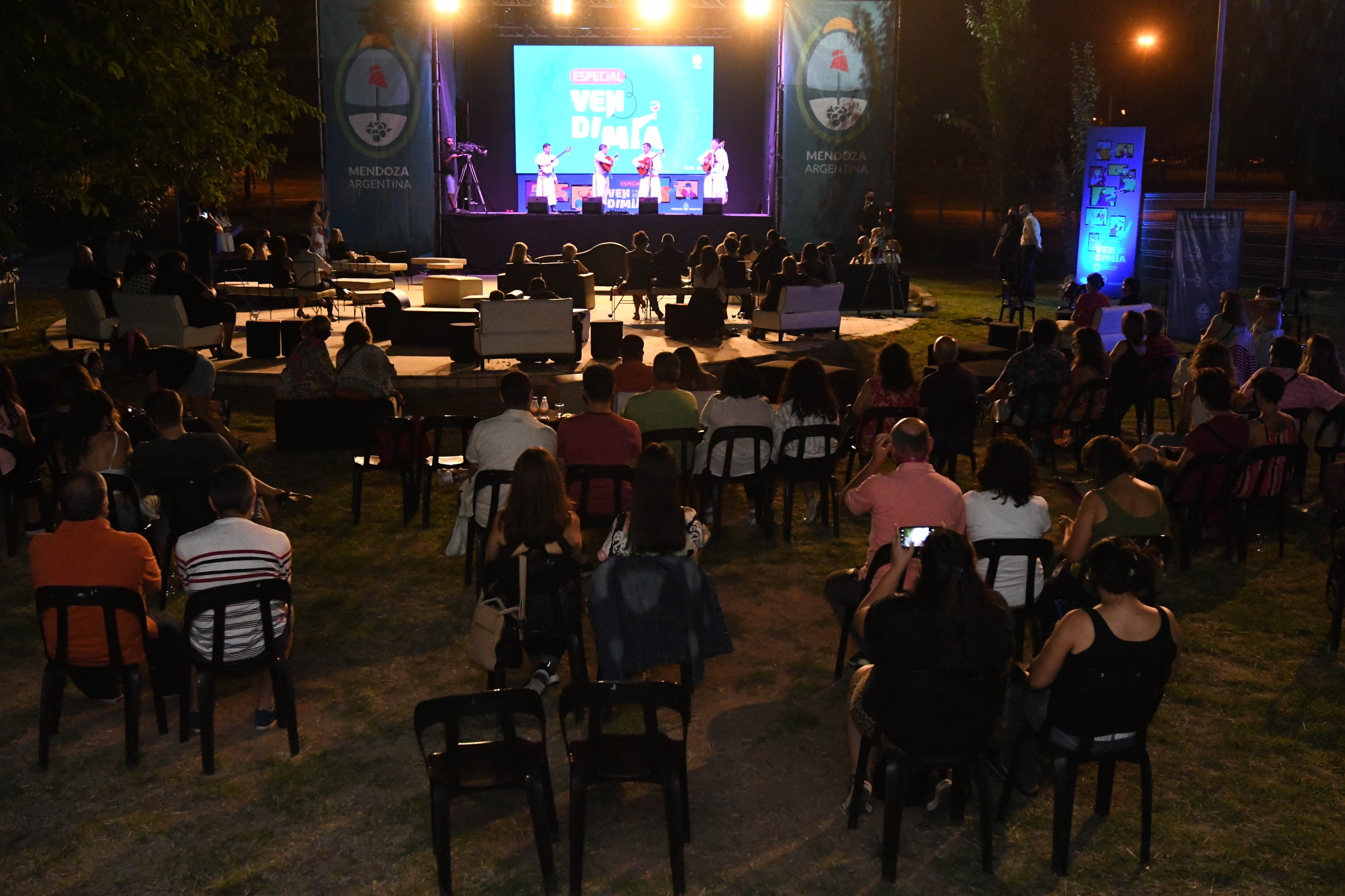 Los Trovadores de Cuyo realizaron el espectáculo previo a la proyección de "Historias de Vendimia".