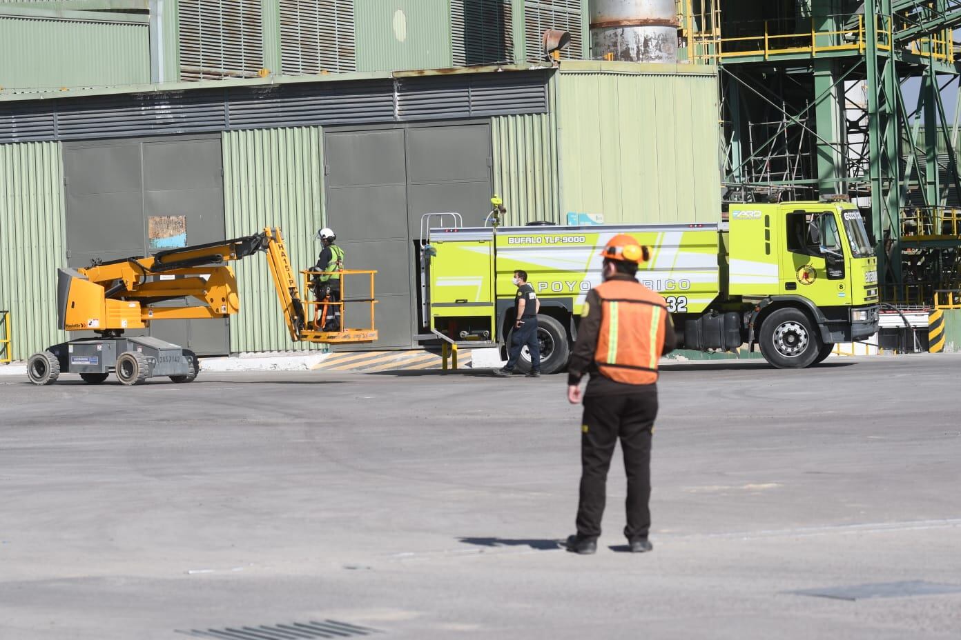 Una de las naves industriales de la cristalería Verallia (Rayén Curá) se incendió este domingo pero bomberos pudieron controlar rápidamente la situación. Foto: José Gutiérrez 