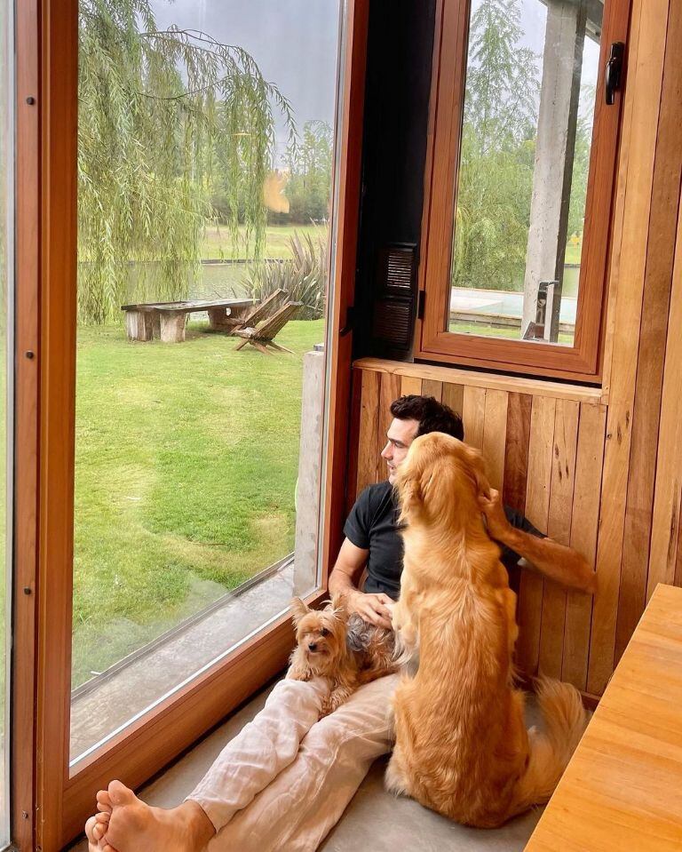 Hernán Drago, junto a sus perros