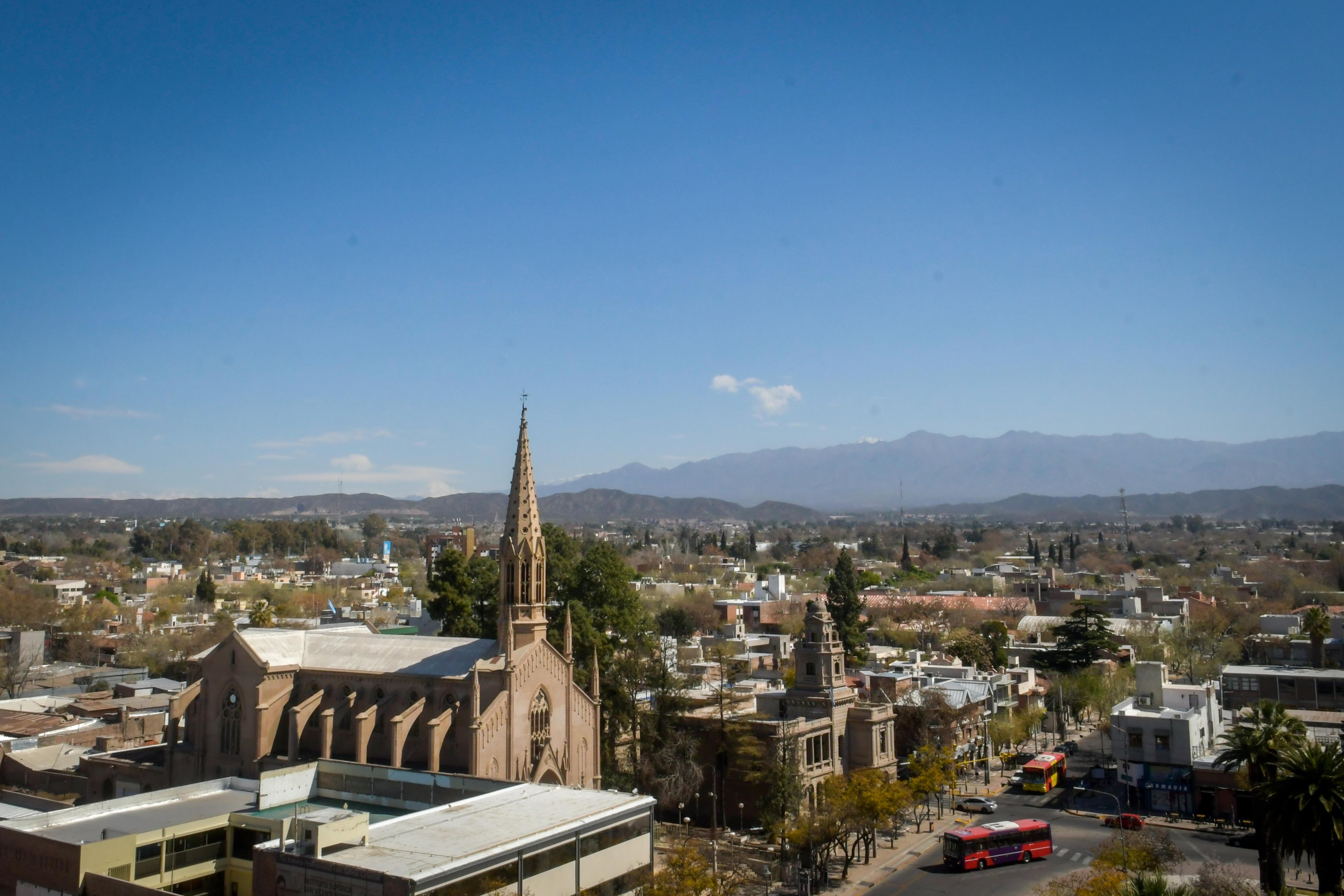 Visita a la Iglesia de San Vicente Ferrer, en frente de la Plaza Departamental de Godoy Cruz, inaugurada en mayo de 1912 y  de estilo neo- gótico, donde se consagrada al Santo conocido como el abogado contra las pestes y epidemias.