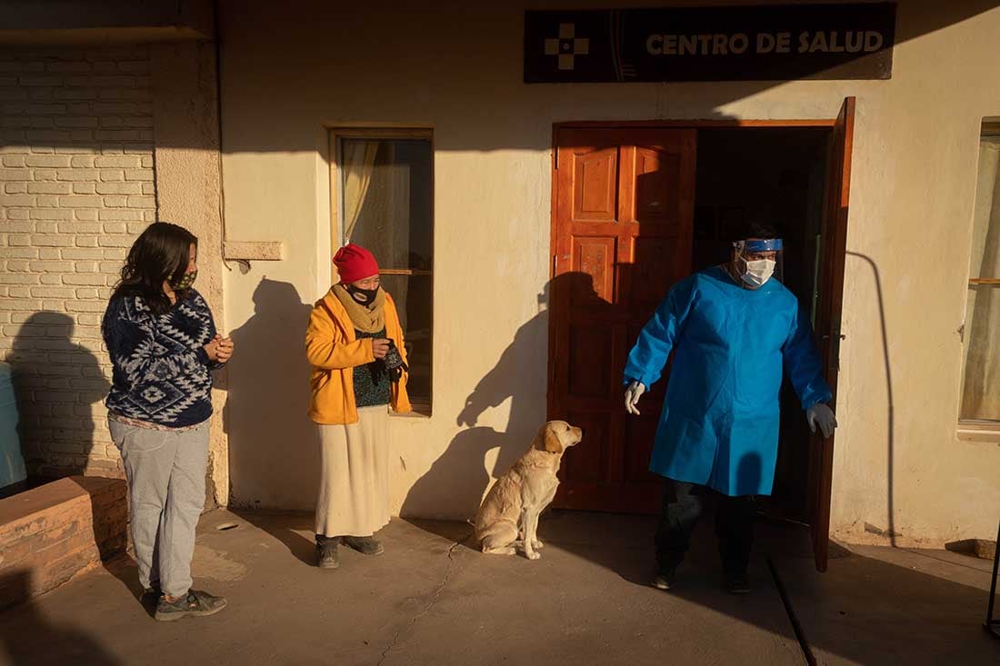 Carla Molina de Villegas junto a su hija María Villegas esperando su turno para vacunarse contra el Covid-19 en la comunidad Huarpe del paraje de Asunción en el secano  Lavallino