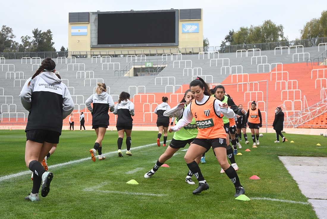 El precalentamiento antes de comenzar el cotejo.