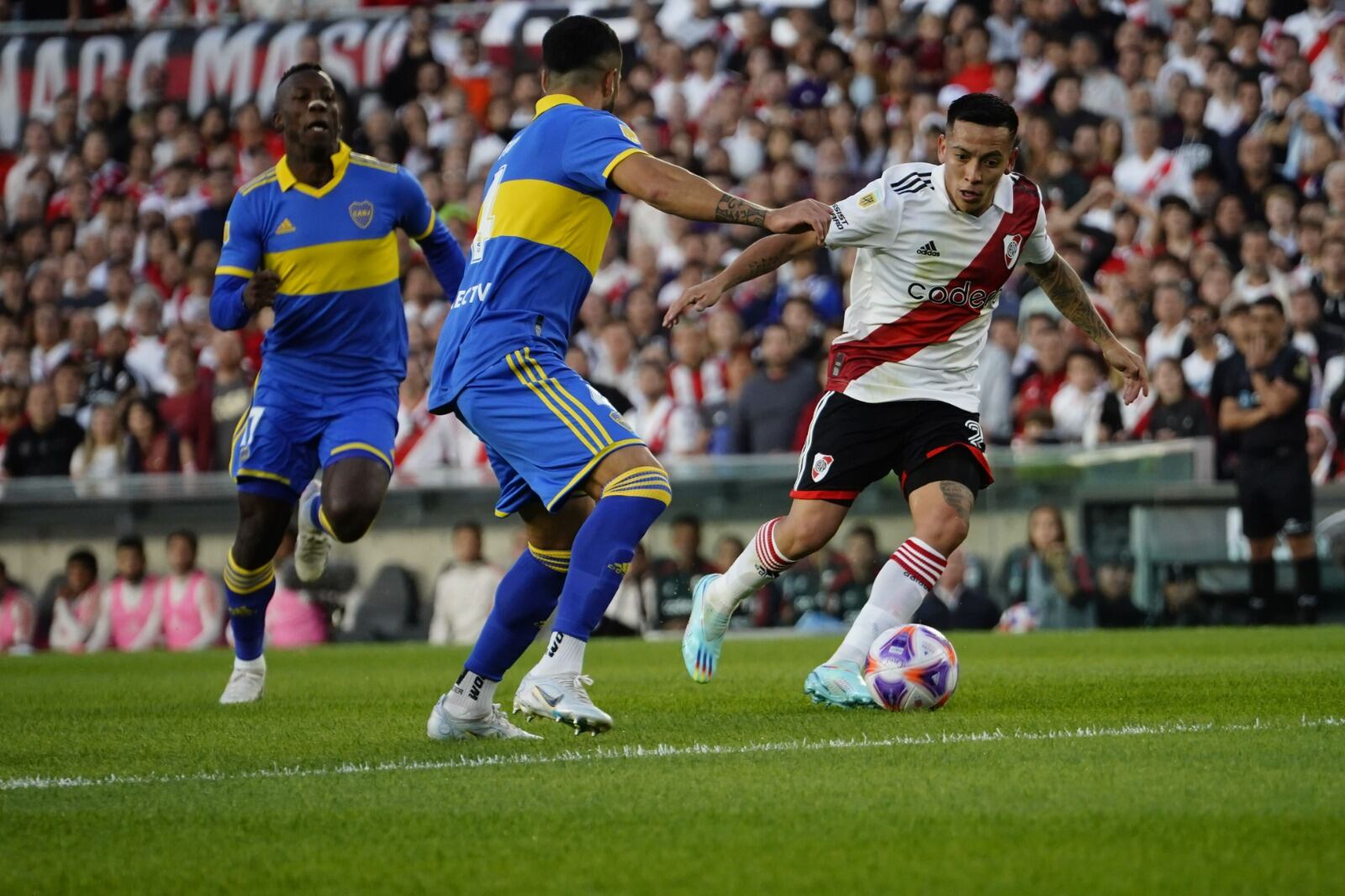 River y Boca protagonizan un Superclásico con mucha intensidad, jugado a pleno en el Más Monumental. (Clarín)