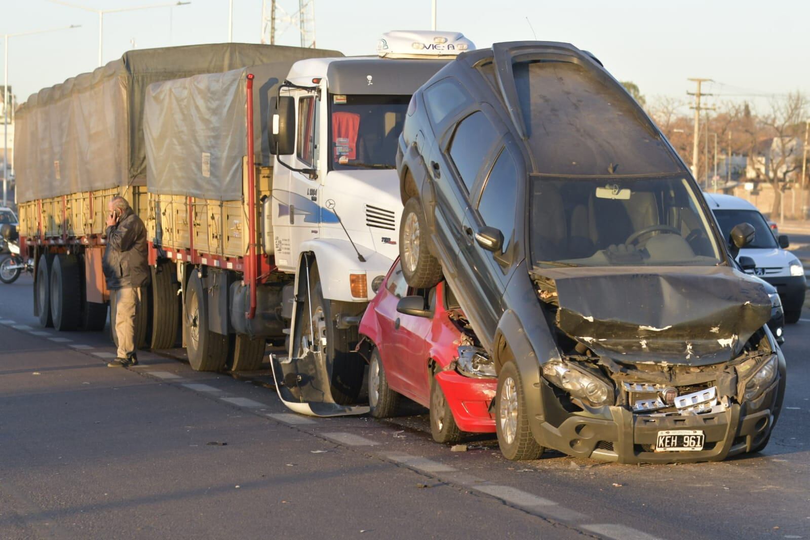 Impresionante choque en cadena en el Acceso Sur (Foto: Orlando Pelichotti / Los Andes)