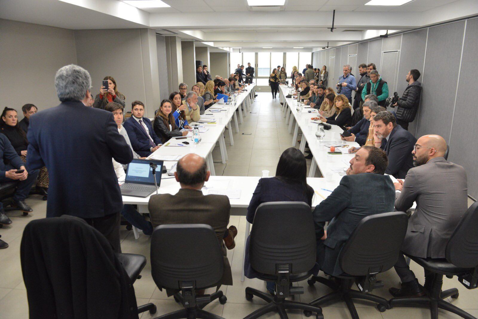 El ministro de Producción, Rodolfo Vargas Arizu y funcionarios de su gabinete respondieron consultas sobre la lucha antigranizo. Foto: X @NEisenchlas