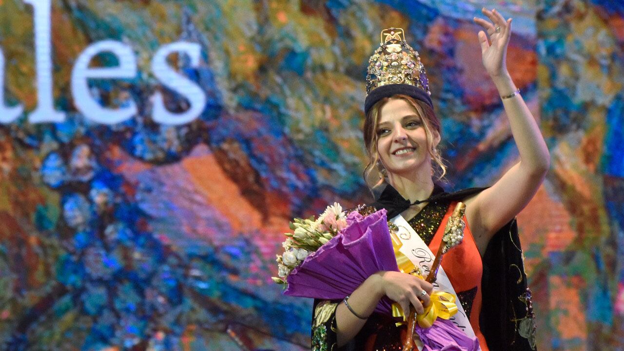 Mariana Gantus fue coronada como la nueva reina de Godoy Cruz en la fiesta “Danza bajo la magia de los parrales”