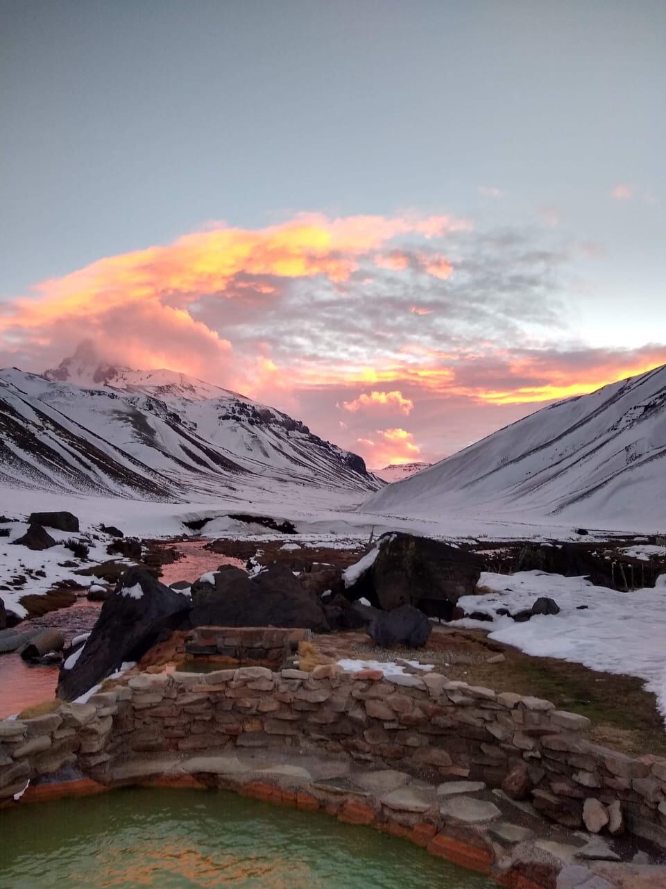 La alternativa de disfrutar de la nieve y darse un chapuzó en las aguas termales es un atractivo superlativo.