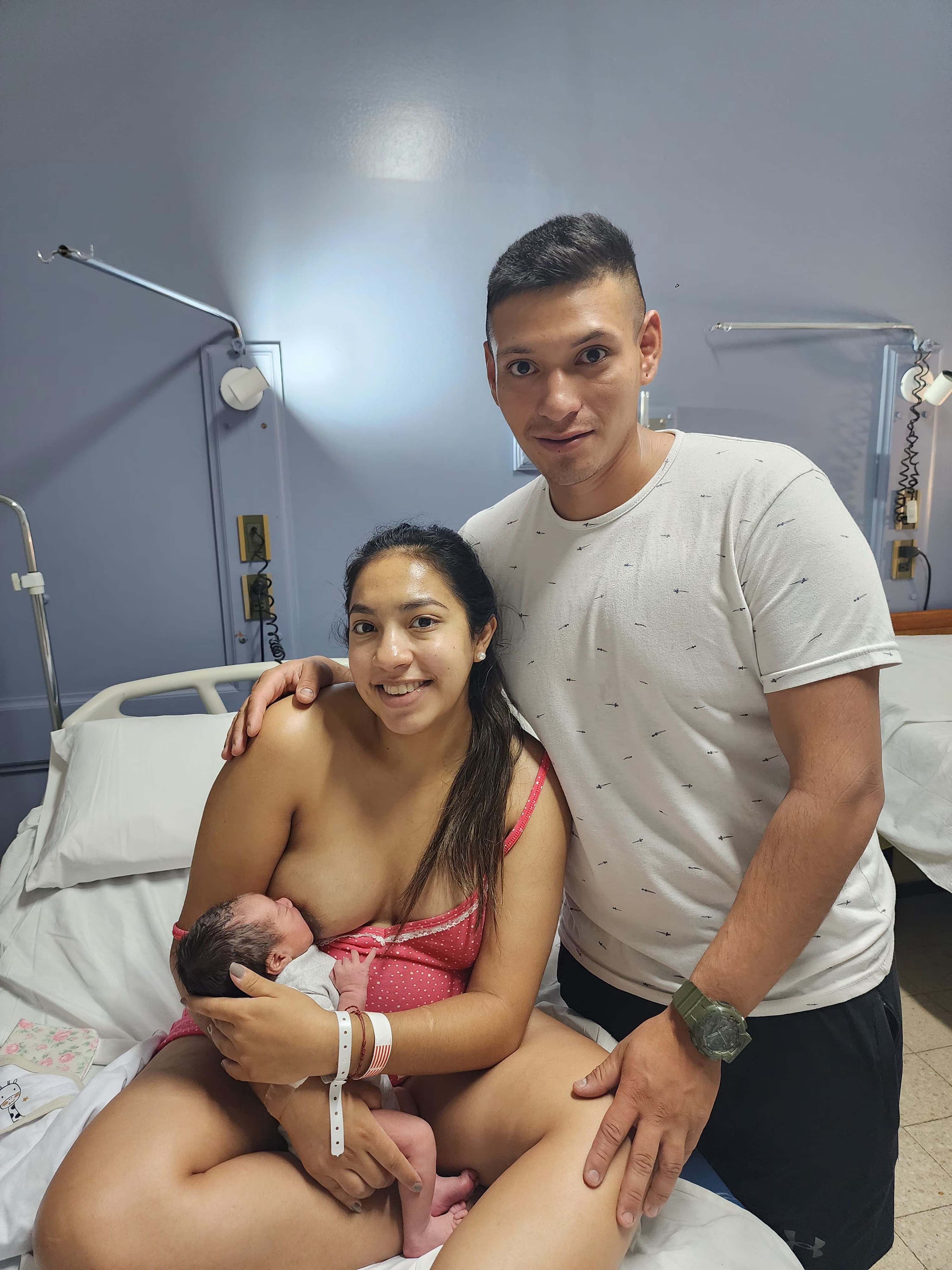 Isabella Mónico, la primera bebé del año 2025, junto a sus padres Oriana y Daniel. Gentileza