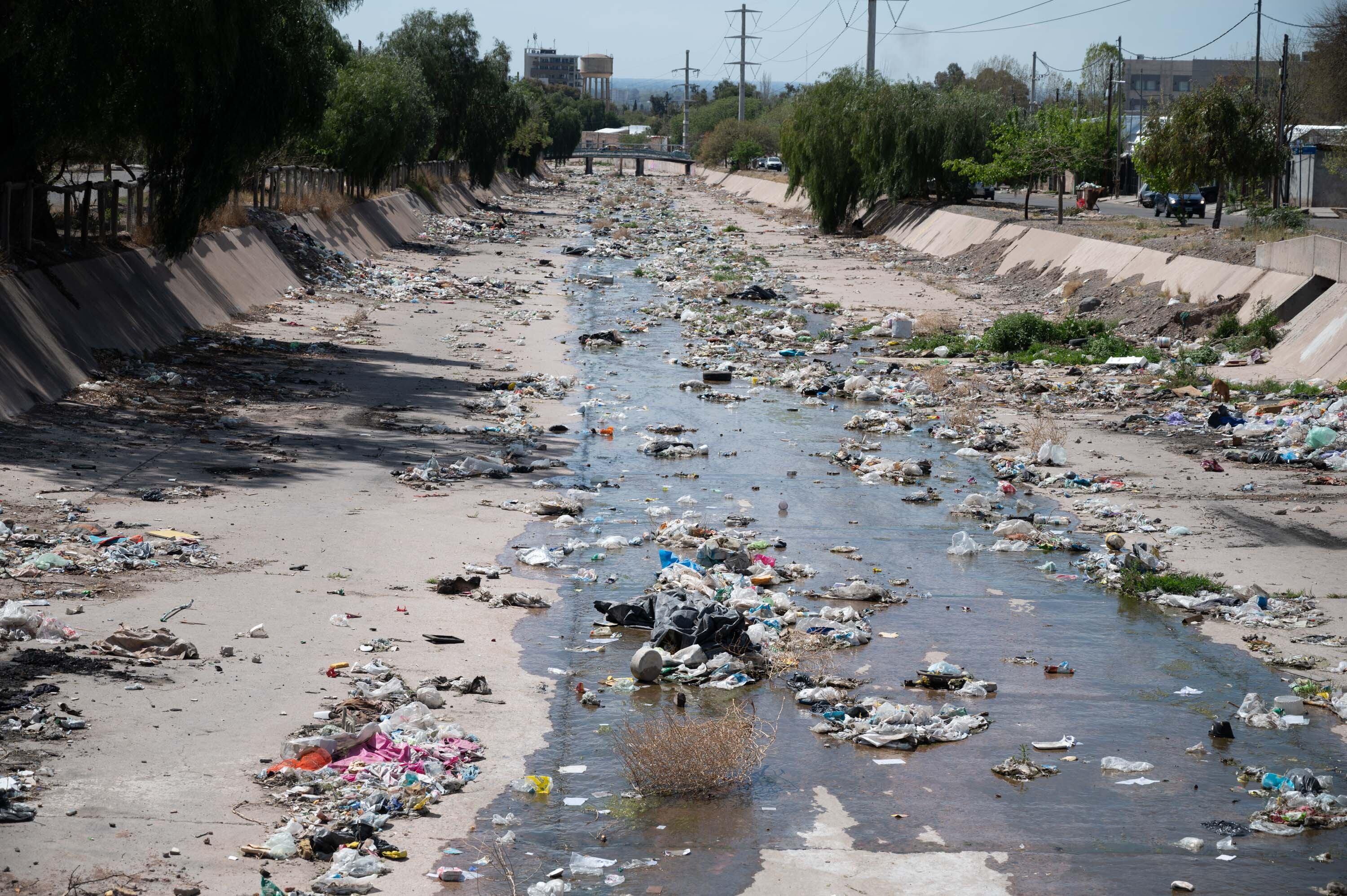 Así estaba el Canal Papagallos antes de la limpieza.