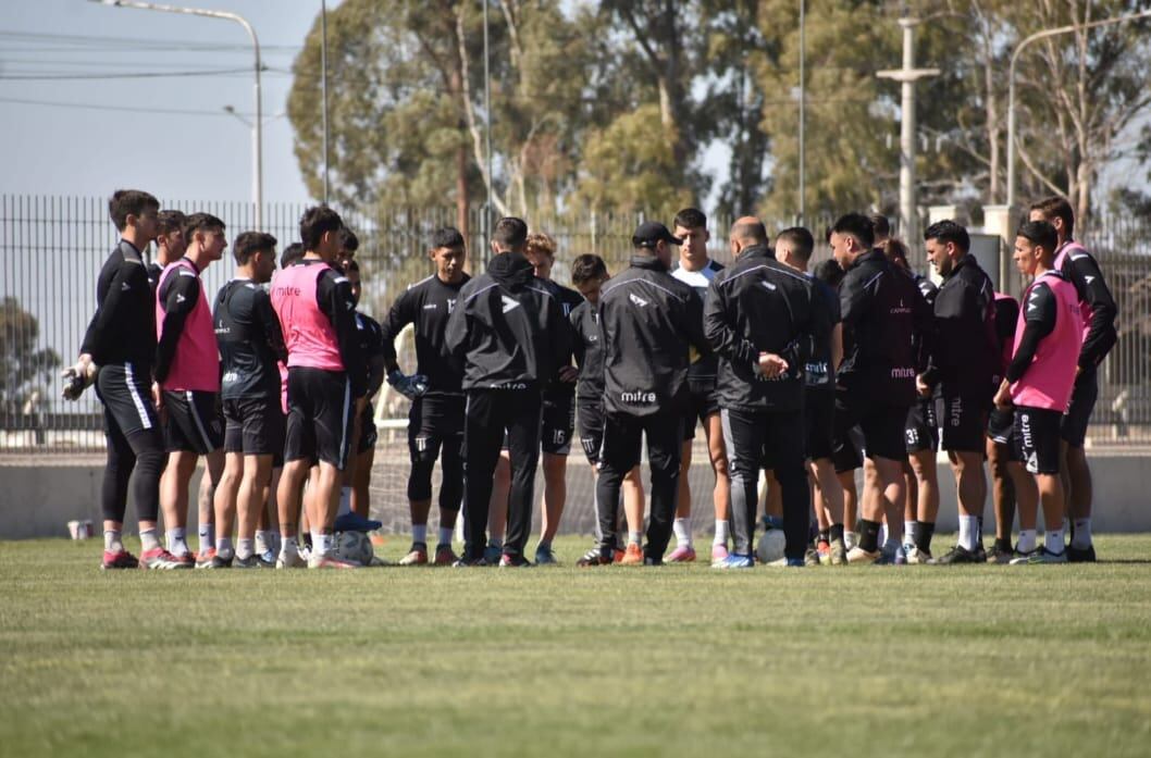 En el predio de Las Heras, el Lobo realizó su último entrenamiento a puertas abiertas. El técnico Ezequiel Medrán, contó con todo el plantel a disposición, la única duda sigue siendo Nazareno Solis.