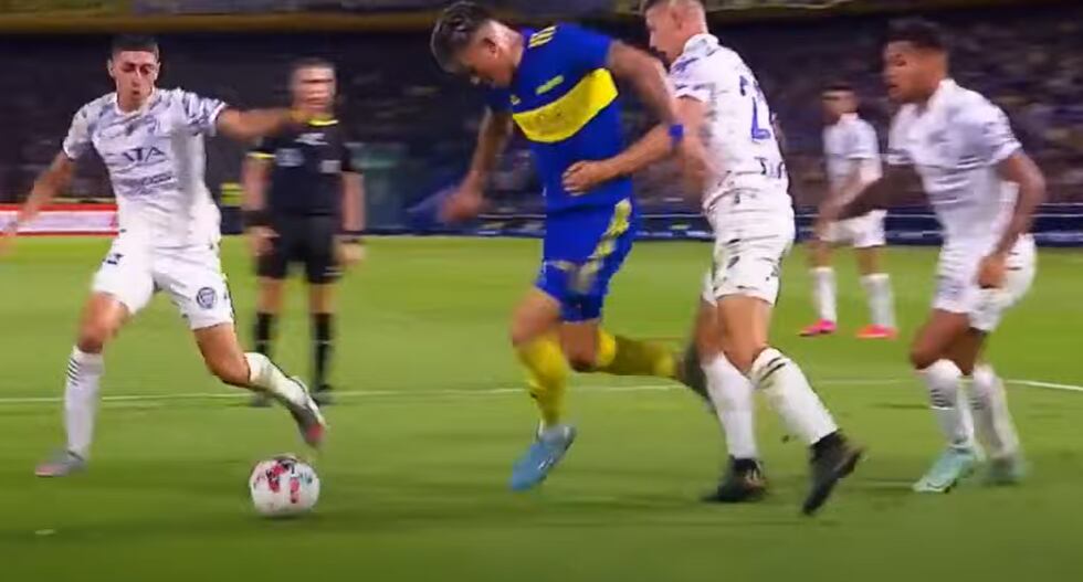 Vázquez ya zafó de la marca y Ferrari toma al jugador de Boca que se desploma dentro del área del Tomba. Penal.