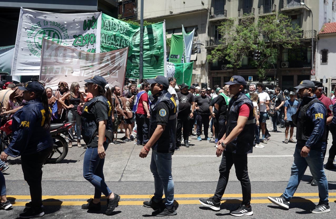 Empleados estatales nucleados en ATE 
marcharon a la jefatura de gabinete escoltados por un fuerte cordón policial. / Foto NA: DANIEL VIDES