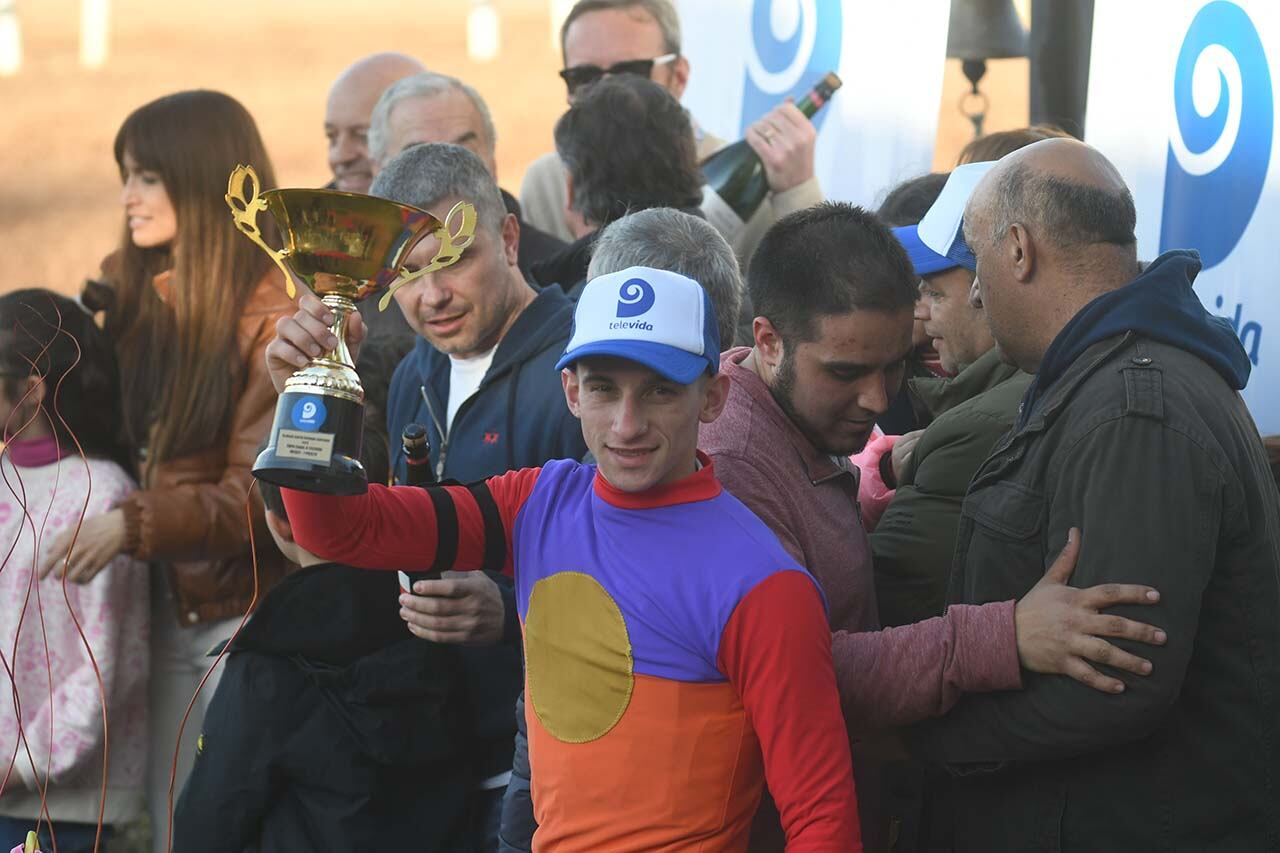  Kevin Banegas, jockey del caballo ganador



Foto: José Gutierrez / Los Andes