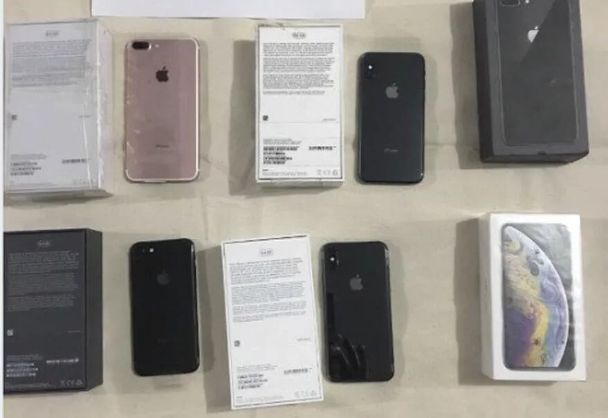 Los celulares IPhone, de diferentes modelos y precios, son el atractivo más fuerte de la subasta.