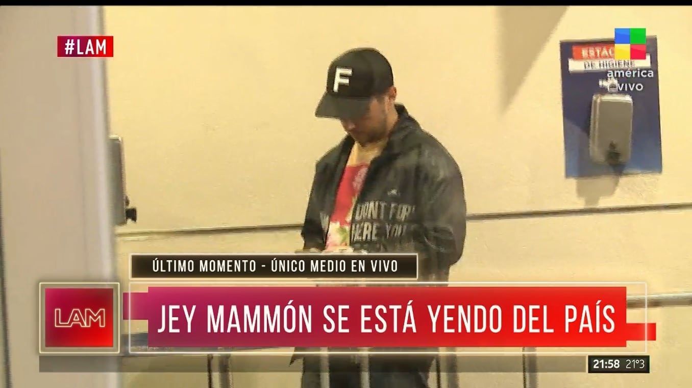 Jey Mammón se va del país.