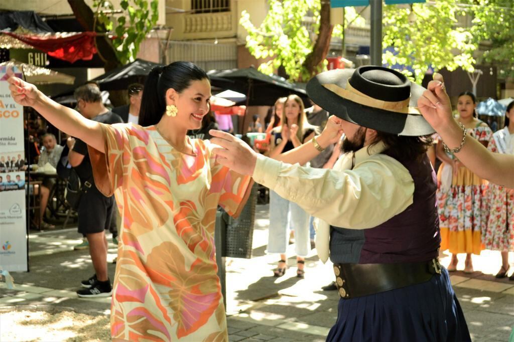 Se presentó la Fiesta de la Vendimina de Santa Rosa en la peatonal, además del Festival de la Cueca y el Damasco / Prensa Santa Rosa