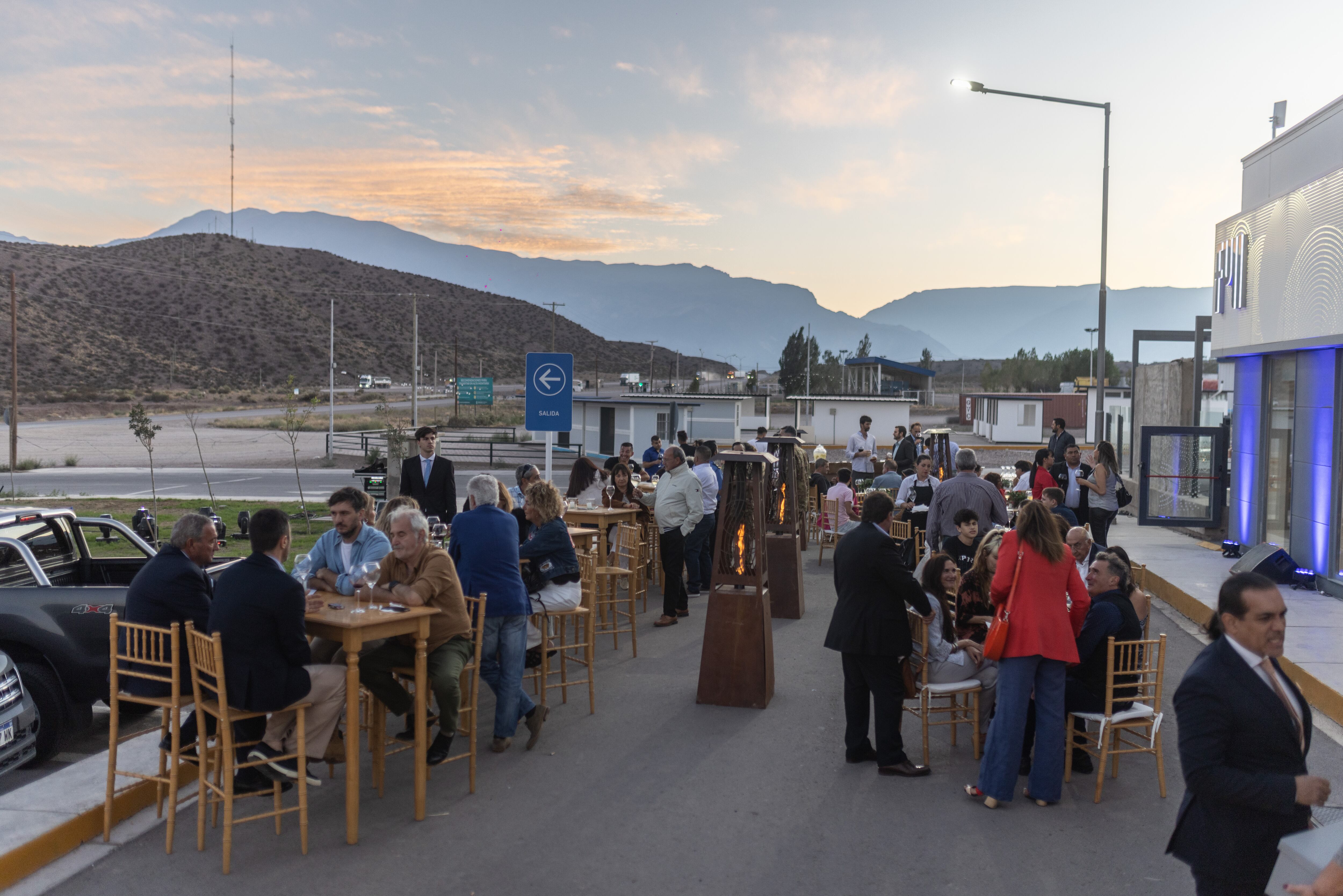 Los invitados compartieron un cóctel durante el atardecer del sábado.