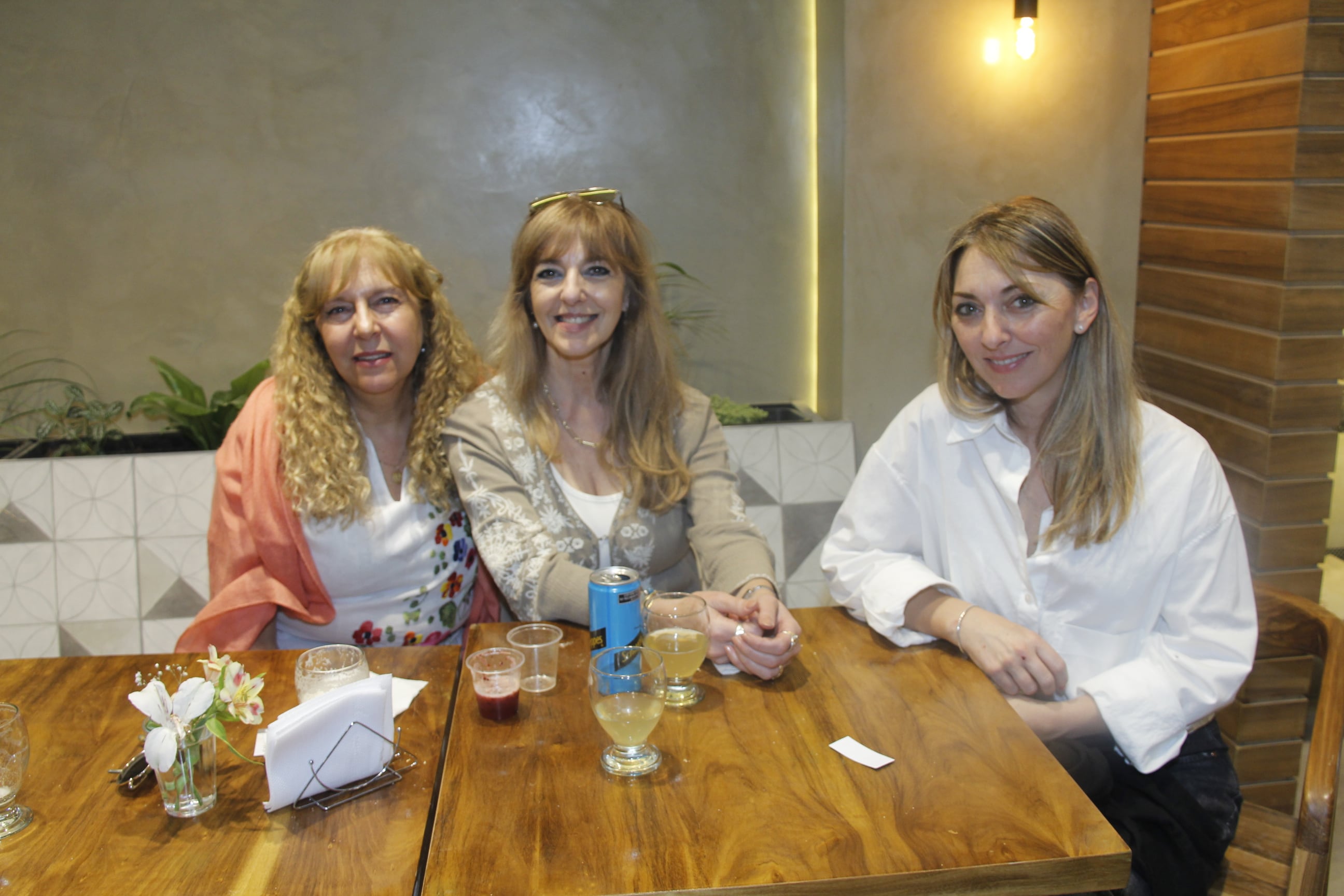 Adriana Zacarías, Marcela y Virginia Brega.