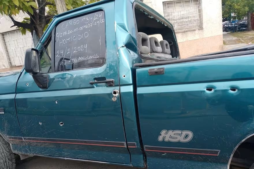 La camioneta tiene al menos 10 orificios de bala. 