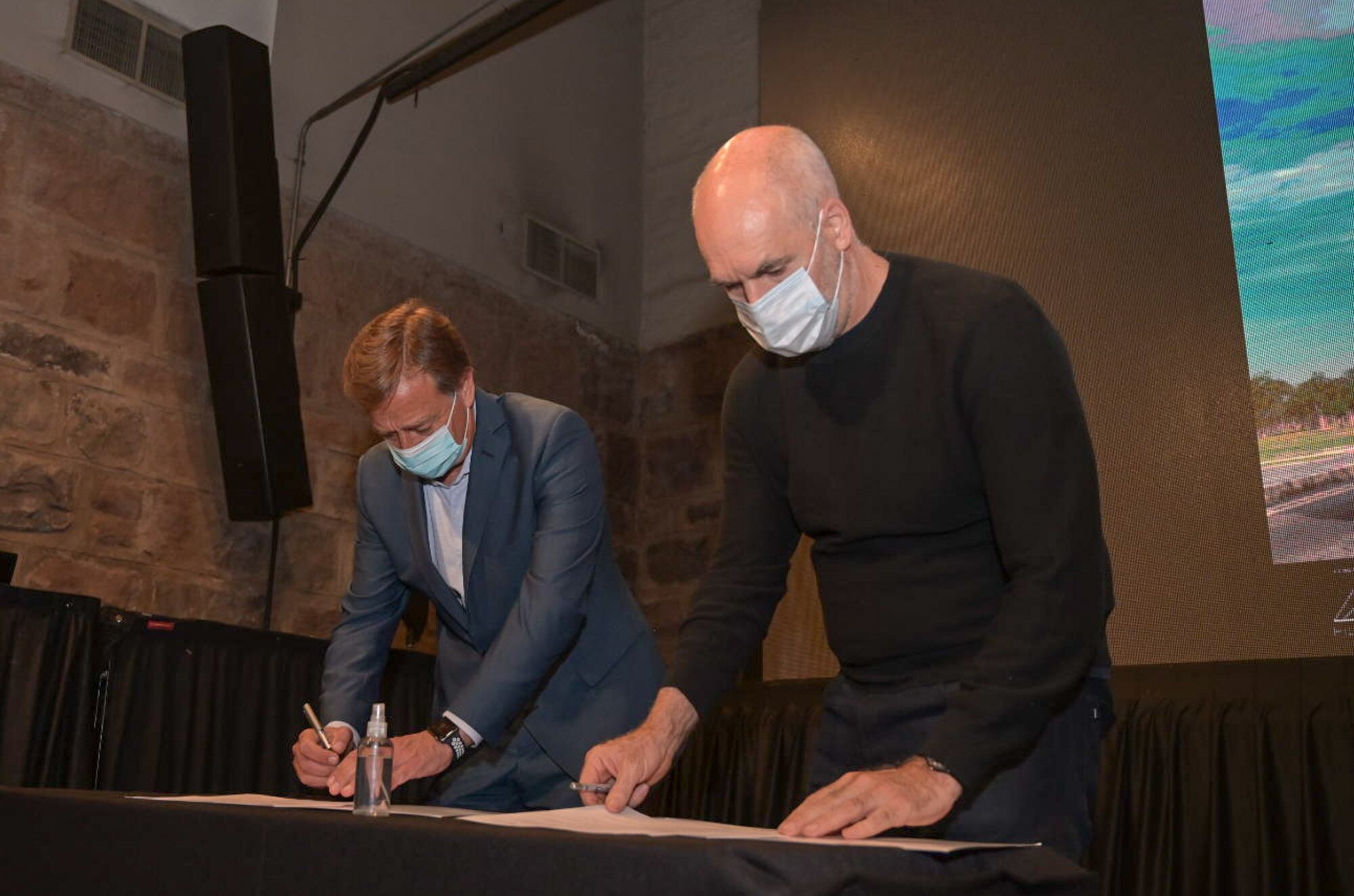 Rodolfo Suarez y Horacio Rodríguez Larreta presentaron el Distrito del Vino porteño en La Enoteca de Mendoza.