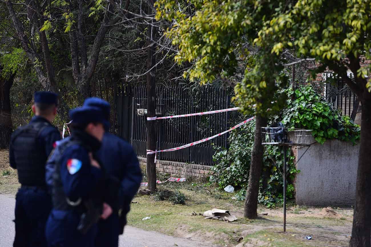 Argüello Norte. El macabro hallazgo ocurrió en la calle Claudio Wieland al 7.000, en barrio Argüello Norte, en Córdoba. (José Gabriel Hernández / La Voz)