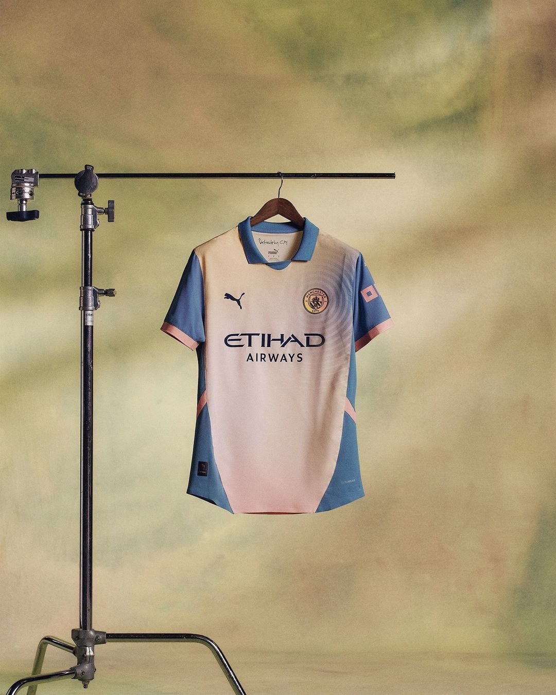 La nueva camiseta del Manchester City inspirada en Oasis