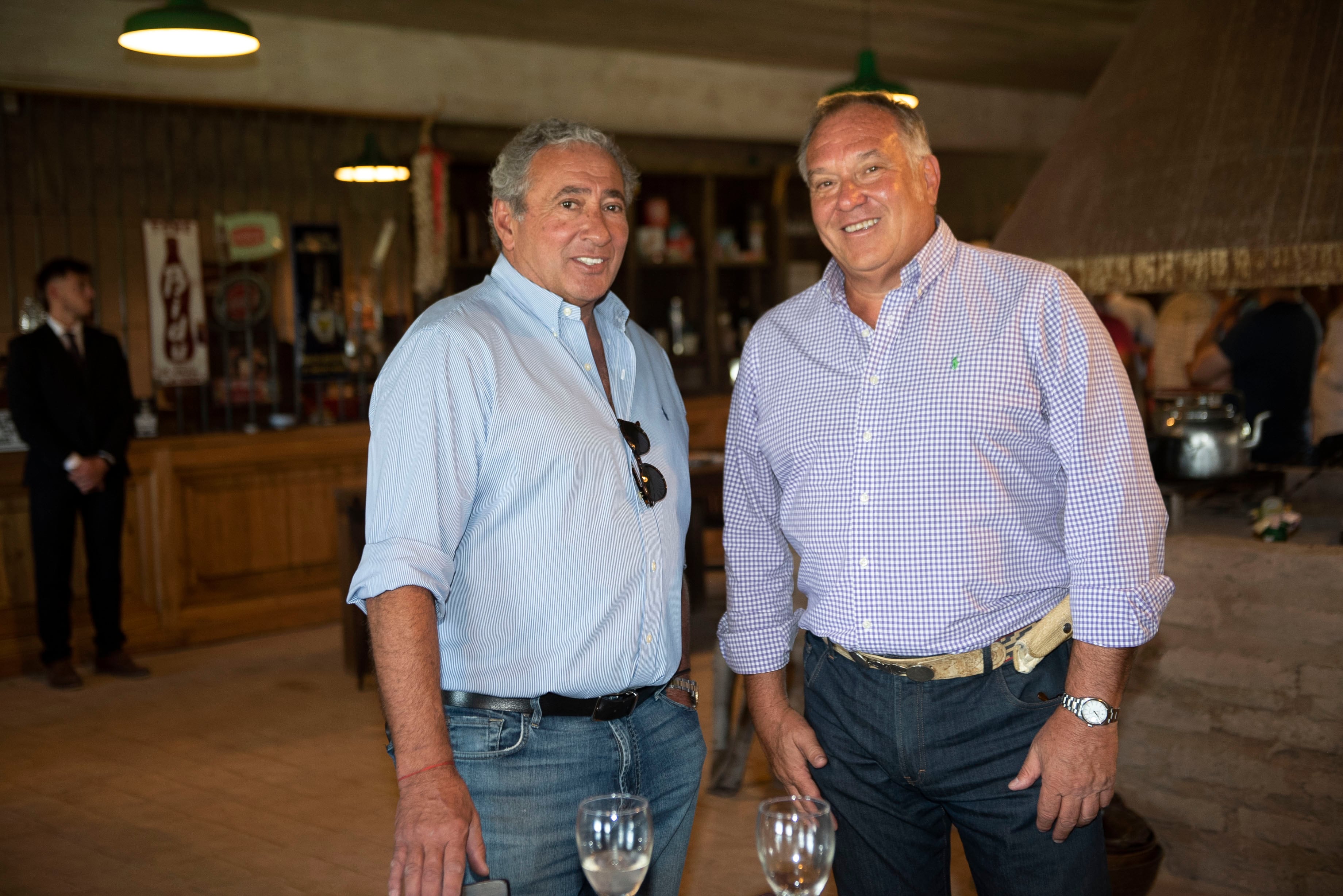 Alfredo Vila Santander, presidente de FAGOA y anfitrión por Estancia Bodega El Retiro junto a Carlos Parrella Furlán, vicepresidente de FAGOA.