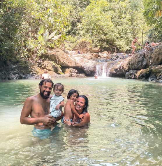 Son mendocinos, viven en América del Norte y “pausaron” todo para recorrer el continente en una casa rodante. Foto: Instagram @persiguiendocaminos