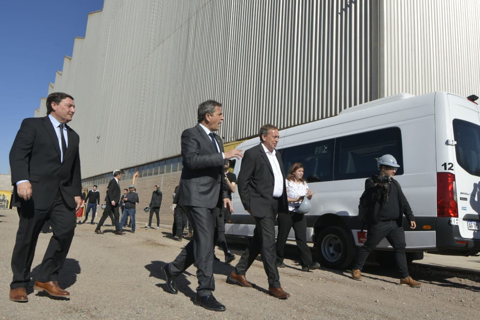 Sergio Massa en Mendoza. Recorrió las instalaciones de Impsa con dirigentes provinciales. Foto: Orlando Pelichotti / Los Andes