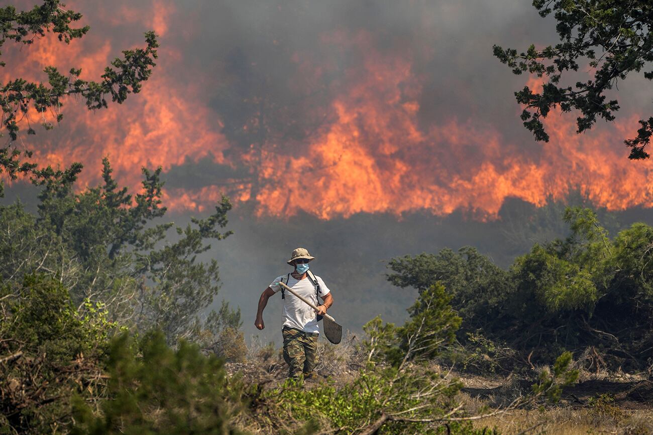 Una tercera ola de calor consecutiva en Grecia hizo que las temperaturas volvieran a superar los 40 grados Celsius (104 grados Fahrenheit) en todo el país. 