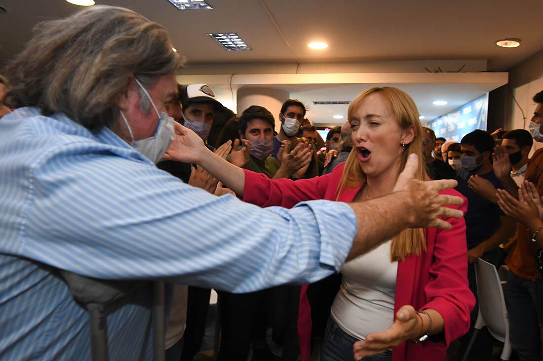 Los candidatos del Frente de Todos anunciaron los resultados en el búnker ubicado en calle España de la ciudad de Mendoza. Anabel Fernández Sagasti candidata a senadora nacional saluda a José Luis Ramón en el búnker peronista.
Foto Marcelo Rolland